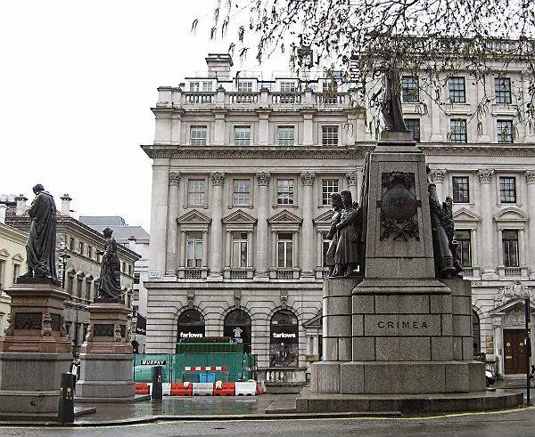 Монумент в честь победы в Крымской войне в Лондоне (перекресток Риджент стрит и Пелл Мелл). Фото: backpacking-travel-guide
