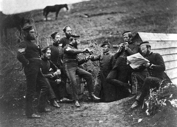 Английские и французские солдаты выпивают вместе на позициях близ Севастополя. Фото Роджера Фентона — первого военного фотокорреспондента в истори