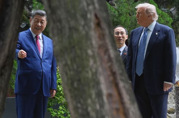 Трамп і Сі на території адміністративного кварталу Чжуннаньхай, 15 травня 2026 року Mark Schiefelbein / AP / Scanpix / LETA