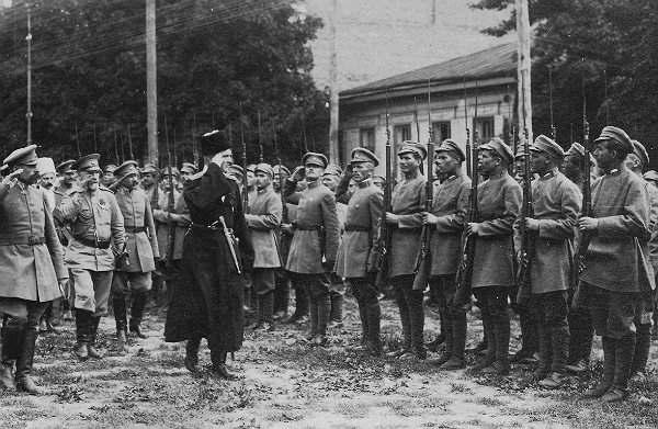 Гетман Соропадский со штабом осматривает Серожупанную дивизию. Август 1918 года