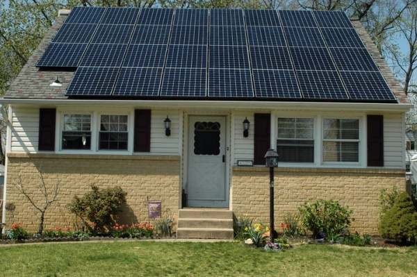 Домашняя солнечная электростанция на 10 кВт — это немного. На этом скромном доме 31 солнечная панель от Sunpower по 330 Вт мощности — это как раз 10 киловатт  