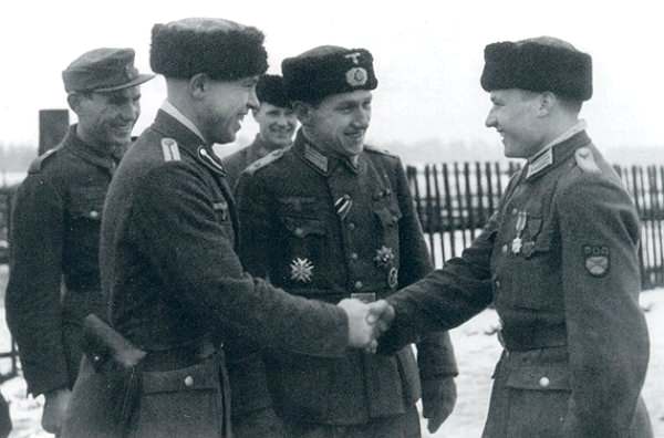 Лица славянской национальности в форме офицеров Вермахта с испанскими государственными боевыми наградами на груди