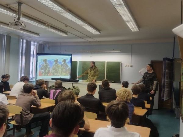 Дмитро Борисов на &laquo;уроці мужності&raquo; у школі. Фото: соцмережі