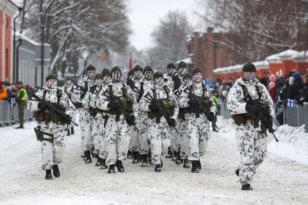 Солдати фінської армії на параді на честь Дня незалежності в місті Хаміна, 6 грудня 2022 року. Фото: Takimoto Marina/Getty Images