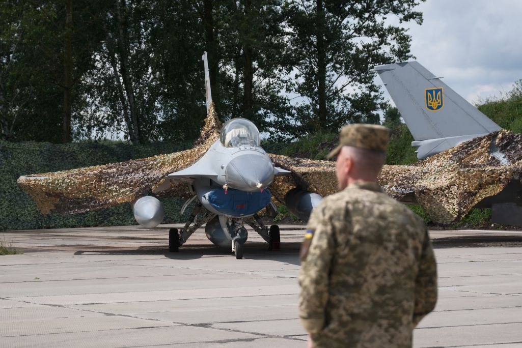 Український військовий стоїть поруч із першим отриманим Україною літаком F-16, 4 серпня 2024 року. Фото: Віталій Носач / Global Images Ukraine via Getty Images