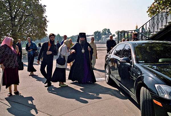 Владыка Павел тоже ездит на "Мерседесе". Фото Константина Дьяченко
