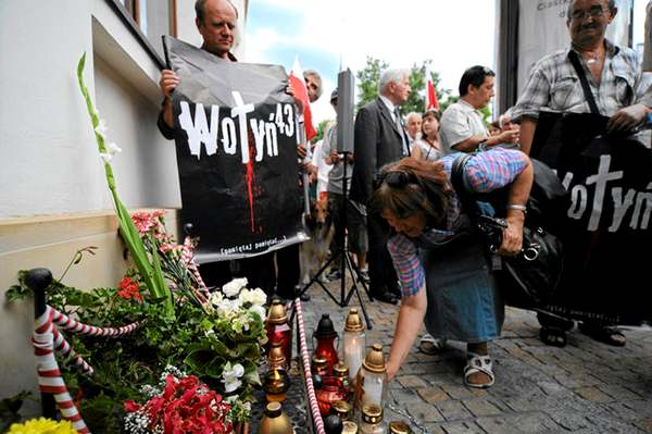 Почти половина поляков не может идентифицировать преступников и жертв Волынской резни. 