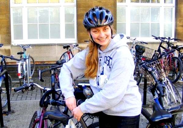 Ольга Зень, выпускница Оксфорда. В Оксфорде велосипеды часто крадут, поэтому Оля купила крепкий замок