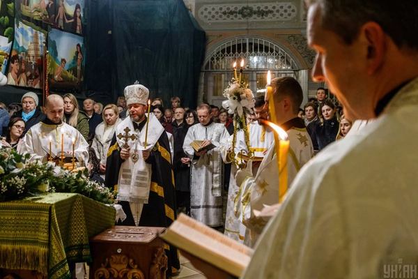 У моєму дитинстві наша сім’я відзначала Різдво двічі: 25 грудня та 7 січня. Так хотіла бабця Ганна. Народжена в 1887 році, вона звикла варити кутю у грудні. Після 1917-го її агресивно перевиховували. Вже у старості бабуся говорила: «Бог його знає, яка дата Різдва правильна. Щоб гріха не набратися, треба шанувати обидві».   У своїй кімнаті бабуня зберігала календарі за роки, у які народжувалися її діти. У календарях за 1912, 1914, 1916, 1925 роки дата 25 грудня завжди виділялася святковим обрамленням — як вихідний день. Бабуся терпляче пояснювала мені про нові та старі календарні стилі: чому маємо два Різдва і два Нових роки.   Після смерті баби Ганни мої батьки закинули ті календарі на горище, а згодом я занесла їх у школу як макулатуру. Мама стала варити кутю вже тільки на 6-7 січня, але до Святвечора, що 24 грудня, в хаті проводили святкове прибирання. А на самі святкові дні 24 і 25 грудня мама не бралася ні до шиття, ні до прання, ні до іншої роботи й повторювала бабусине: «Бог його знає, яка дата Різдва правильна».  24 грудня 2022 року онуки наварили моїй мамі куті та влаштували Святвечір — тоді ПЦУ дозволила вірянам святкувати Різдво у грудні, якщо вони забажають. Щоправда, 6 січня 2023-го ми знову варили кутю і знову був Святвечір — «про всяк випадок», як сказала моя мама. Вона зі своєю звичкою «двох Святвечорів і двох Нових років» померла у квітні, а 1 вересня 2023 року набрав чинності новий церковний календар Православної церкви України: датою Різдва Христового в ньому утверджувалося 25 грудня, а 7 січня перестало бути днем релігійного свята і вихідним. Відпала й потреба у Старому Новому році. Тобто за сто років перипетії з датою святкування Різдва пройшли по колу, і українці через вік блукання манівцями повернулися до своїх традицій.  «На сьогодні в Україні лише окремі парафії не перейшли на святкування Різдва за новим календарем. Їх трохи більше ніж 120 із понад 8000», — розповів мені протоієрей Олександр Трофимлюк, доктор богословських наук і голова календарної комісії ПЦУ.   Разом з отцем Олександром і професором Острозької академії, істориком Андрієм Смирновим hromadske розбиралося, як в Україні змінювалися дати святкування Різдва, чому нині ПЦУ надала перевагу 25 грудня і чи означає ця дата, що українські православні християни тепер мусять переймати традиції святкування Різдва у католиків.  Навіщо Богові день народження  Тривалий час християни відзначали Різдво як один з аспектів Богоявлення — 6 січня. Тобто Різдвом Ісуса вважався день його хрещення в річці Йордан, коли він явився людям як Божий помазаник і спаситель. Але поступово Різдво почали святкувати окремо від Богоявлення.   «Якби Христос народився як звичайна людина, він не міг би спасти людство. Для нас важливо, що Ісус — це боголюдина, він втілився, а не народився, прийшов у світ, щоб спасти кожного з нас. Тому ідея фізичного втілення Бога є надзвичайно важливою в християнстві, адже вона пов’язана з ідеєю спасіння людини. Ми святкуємо не дату, а подію Різдва», — пояснює отець Олександр.  А втім, для святкування події необхідна була певна календарна дата. У Євангеліях від Матвія та Луки не вказано конкретний день народження Ісуса. Зазначається лише, що він народився у Вифлеємі за правління царя Ірода. Рішення про відокремлення свята Різдва від Богоявлення і про відзначення його саме 25 грудня було ухвалене на Ефеському (Третьому Вселенському) церковному соборі в 431 році.  «Ця дата умовна. Можливо, за Різдвом закріпилася саме вона, бо 25 грудня після зимового сонцестояння починає збільшуватися світла частина доби. А ми вшановуємо Христа як світло істини. А можливо тому, що це свято виникло на противагу язичницькому святу поклоніння Сонцю, яке теж відзначалося 25 грудня», — говорить отець Олександр.  Навіть розкол християнської церкви на православну (Східну) і католицьку (Західну), який відбувся у 1054 році, не змінив дату святкування Різдва. На сьогодні лише Вірменська апостольська церква відзначає Різдво 6 січня — у день Богоявлення.   Різдвяна служба у греко-католицькому Хрестовоздвиженському кафедральному соборі Немеш Янош / УНІАН  Як з'явилася дата 7 січня  На час народження Христа в усьому тодішньому цивілізованому світі діяв юліанський календар, який римський консул Юлій Цезар запровадив з 1 січня 45 року до Різдва Христового. Отже, коли християнська церква обрала 25 грудня як дату святкування Різдва, вона зробила це за юліанським календарем.   «У 988 році, охрестивши Русь, князь Володимир приєднав її до цивілізованого світу. Разом із християнством ми перейняли у Візантії й дату відзначення Різдва — 25 грудня за юліанським календарем», — говорить доктор історичних наук, професор Андрій Смирнов.  З плином часу розбіжності між юліанським календарем і астрономічним сонячним роком зростали дедалі більше. У 1582 році Папа Римський Григорій XIII наказав підкоригувати юліанський календар — так з'явився григоріанський календар, що спочатку поширився у католицьких країнах, а потім і по всьому світові, зрештою ставши універсальним. За григоріанським календарем Різдво продовжили відзначати саме 25 грудня — ця дата не змінилася після корегування, адже була визначена Вселенським церковним собором. Григоріанський календар був значно точнішим, ніж юліанський: якщо за юліанським кожні 400 років втрачається більш ніж 3 дні, то за григоріанським — тільки 0,1 дня. Для будь-якої події з 1901 по 2099 рік її дата за юліанським календарем відстає від дати за григоріанським на 13 днів.   Польща, до складу якої тривалий період належала Правобережна Україна, ще у XVI столітті перейшла на григоріанський календар і у світському, і в церковному житті. Але українські греко-католики та православні в Галичині дотримувалися юліанського церковного календаря — для них це був один зі способів збереження своєї ідентичності, опір латинізації та спольщенню. Українці, які перебували під владою російської імперії, також продовжували використовувати юліанський календар. Так тривало до 1918 року, коли Українська Народна Республіка ухвалила закон «Про заведення на Україні числення часу по новому стилю і переведення годинників на середньоєвропейський час». Відповідно до закону, у 1918 році після 15 лютого відразу настало 1 березня. Більшовики у Москві теж перейшли на григоріанський календар (так званий новий стиль): після 31 січня 1918 року в радянській росії настало 14 лютого.   «На території України світське життя з 1918 року йшло за григоріанським календарем, а церковне — за юліанським: 25 грудня церковного юліанського календаря стало 7 січня за світським григоріанським календарем. Дотримання юліанського календаря було своєрідною опозицією церкви до нової влади. Так виникла плутанина. Але варто наголосити: ніхто у 1918 році не переносив дату святкування Різдва, просто змінився світський календар, який церква не прийняла.   Більшовицька атеїстична влада спочатку ще дозволяла релігійні свята: з 1918 по 1923 рік у радянських календарях датою Різдва та вихідним днем було 7 січня. 1923 року більшовицький уряд ухвалив постанову, за якою вихідні дні на Різдво переносилися з 7 та 8 січня на 25 і 26 грудня. У 1929 році москва вирішила, що досить уже загравати з вірянами — Раднарком СРСР своєю постановою взагалі скасував вихідні на Різдво.   Проте православна церква продовжувала відзначати його 7 січня, бо саме на цей день припадало 25 грудня за юліанським календарем. Новий рік за юліанським календарем стали відзначати, відповідно, 14 січня. Так з’явилося свято-оксюморон під назвою Старий Новий Рік», — пояснює професор Андрій Смирнов.  Після здобуття Україною незалежності в 1991 році 7 січня збереглося як дата святкування: багато років саме її дотримувалися і в Українській православній церкві Київського патріархату, і в УПЦ московського патріархату, і в Українській греко-католицькій церкві.  Україна обрала новоюліанський календар  Усі православні церкви світу до 1923 року жили за юліанським календарем. У 1923-му тодішній Вселенський патріарх Мелетій IV скликав конгрес православних східних церков. На цьому зібранні вирішили реформувати календар: переходити на григоріанський від католицького Папи не хотілося, дотримуватися застарілого юліанського було вже неможливо — так виник новоюліанський календар, на який з 1 січня 1924 року перейшла більшість православних східних церков (російська православна церква, а з нею і православні українці тоді залишилися на юліанському).   Новоюліанський календар розробив сербський астроном Мілутін Міланкович. Цей календар став у рази точнішим від старого юліанського, на нього поступово перейшли 10 із 16 помісних автокефальних східних православних церков: Константинопольський, Александрійський, Антіохійський патріархати, Румунська православна церква, Болгарська православна церква, церква Греції тощо. Наразі на новоюліанський календар перейшли Православна церква України та Українська греко-католицька церква. Єрусалимська, російська, Грузинська, Сербська та Польська православні церкви продовжують використовувати старий юліанський календар.  18 жовтня 2022 року ПЦУ дозволила своїм парафіянам провести різдвяне богослужіння 25 грудня за новоюліанським календарем — як експеримент. Офіційно на новоюліанський календар українські православна і греко-католицька церкви перейшли з 1 вересня 2023 року — за рішенням Архиєрейського собору ПЦУ й Архиєрейського Синоду УГКЦ. Лише Пасхалії в українських церквах східного обряду визначатимуть за юліанським календарем.   «Реформа церковного календаря в Україні назріла вже дуже давно. Адже розбіжності у світському й церковному календарях породжують у суспільстві певні суперечності. ПЦУ перейшла на новий календар — і в цьому немає нічого єретичного. Бо сам перехід не має жодного сакрального змісту, це, за великим рахунком, технічне питання.   Ми дуже обережно підходили до календарної реформи, адже не хотіли спровокувати розкол серед вірян, не хотіли жодних маніпуляцій. російська агресія посприяла тому, що перехід на новий календар відбувся безболісно. Парафіяни активно виступали за календарну реформу, бо їм самим хотілося відмежуватися від російської церкви. Але первинний сенс календарної реформи не в розмежуванні з москвою, а в здоровому глузді. Ми просто узгодили церковний календар зі світським і зняли усі суперечності між ними.   Ще декілька наступних століть наш світський календар (григоріанський) збігатиметься з церковним новоюліанським. Це щонайменше дуже зручно для вірян», — зауважує протоієрей отець Олександр.  Він також наголошує, що немає «нашого» і «польського», чи «католицького», Різдва. Є Різдво Спасителя Ісуса Христа — свято, спільне для усіх християн. Святкування 25 грудня не означає, що ПЦУ «покатоличилася» і хоче переходити на західний обряд. Це лише узгодження календаря з реаліями життя та християнського світу.