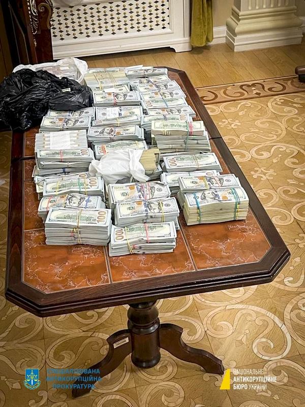 Гроші на столі під час затримання Князєва. Фото: НАБУ