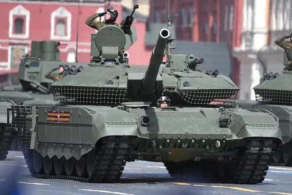 Танки Т-90М "Прорыв" во время парада
