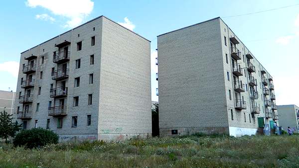 На первых этажах брошенных зданий продолжают функционировать магазины 