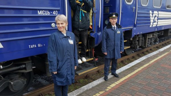 Провідники на першому потягу з початку війний, який прибув у Херсон Фото: Суспіл