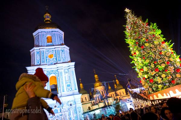 19 декабря на Софийской площади в Киеве зажгли главную новогоднюю елку Украины