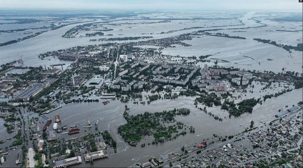 Фото Будинки під водою в затопленому районі Херсона, 10 червня 2023 року