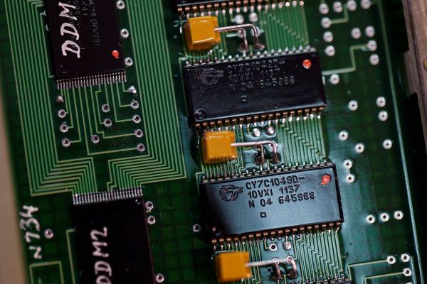Детальна фотографія показує чіпи Cypress Semiconductor у бортовому комп’ютері ро