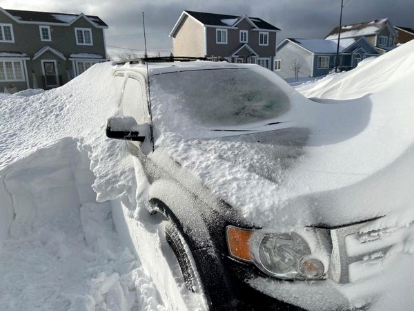 Куча снега изображена возле дома в Сент-Джонсе, Ньюфаундленд и Лабрадор, Канада,