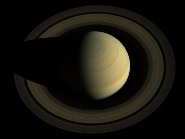 Знятий космічним апаратом NASA «Кассіні» під час прольоту повз Сатурн, цей знімо