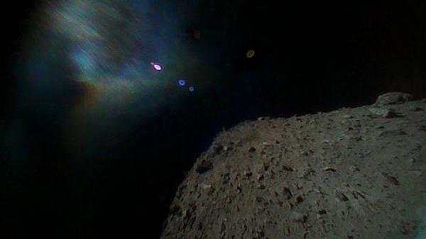 Фото дня Робот MINERVA-II1A сделал эту фотографию после отделения от космическог