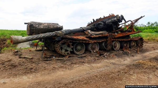 Фото:  Знищений російський танк в селі Новодарівка Запорізької області, 2 липня 