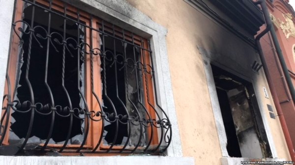 Фото:  Последствия второго поджога Венгерского культурного центра, произошедшего