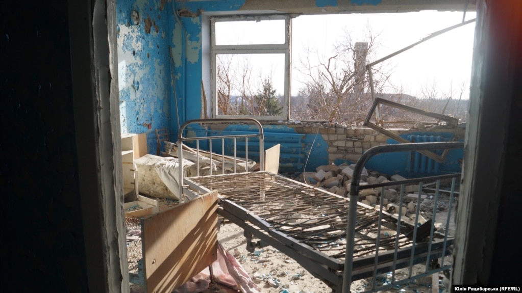 Фото:  Розбита обстрілами лікарня в селищі Високопілля на Херсонщині, січень 22р