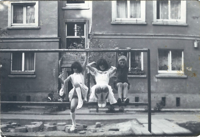 Фото:  Три подружки во дворе у дома, построенного по проекту Богдана Лахерта