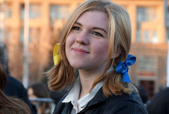 Фото:   Участница саратовского митинга 18 марта. Фото: Антон Наумлюк / nversia.r