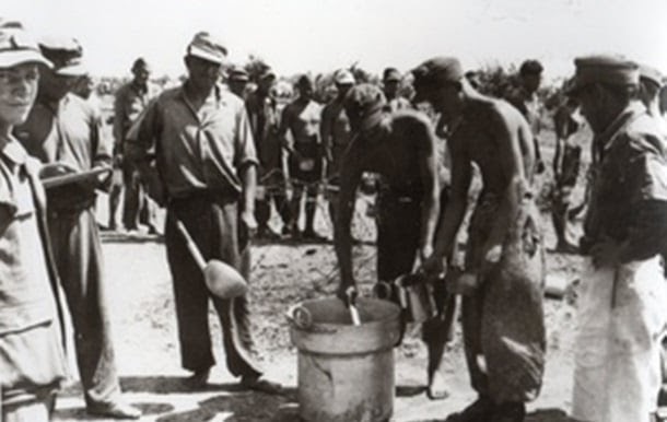 У післявоєнному таборі тимчасово переміщених осіб. (Фото 1940-х років.)