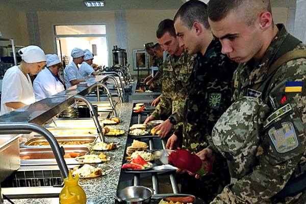 Фото:   Что ест и кого кормит армия Украины
