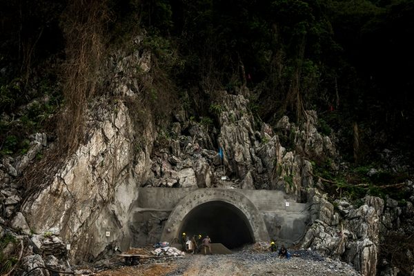 Китайские рабочие и инженеры бурят тоннель в Ван Вьенге, Лаос. Фото: Адам Дин д 