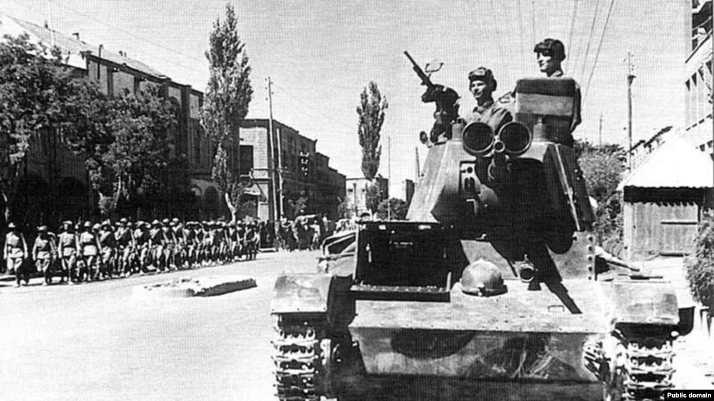 Фото:  Советские танки Т-26 из 6-й бронетанковой дивизии РККА в иранском городе 