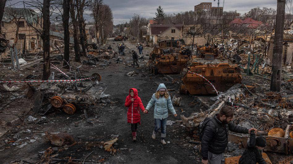 Destruction on a street in the town of Bucha near Kyiv Foto: Roman Pilipey / EPA