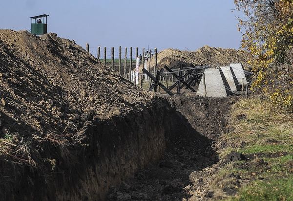 Фото:  Начало работ на украино-российской границе, октябрь 2014 года