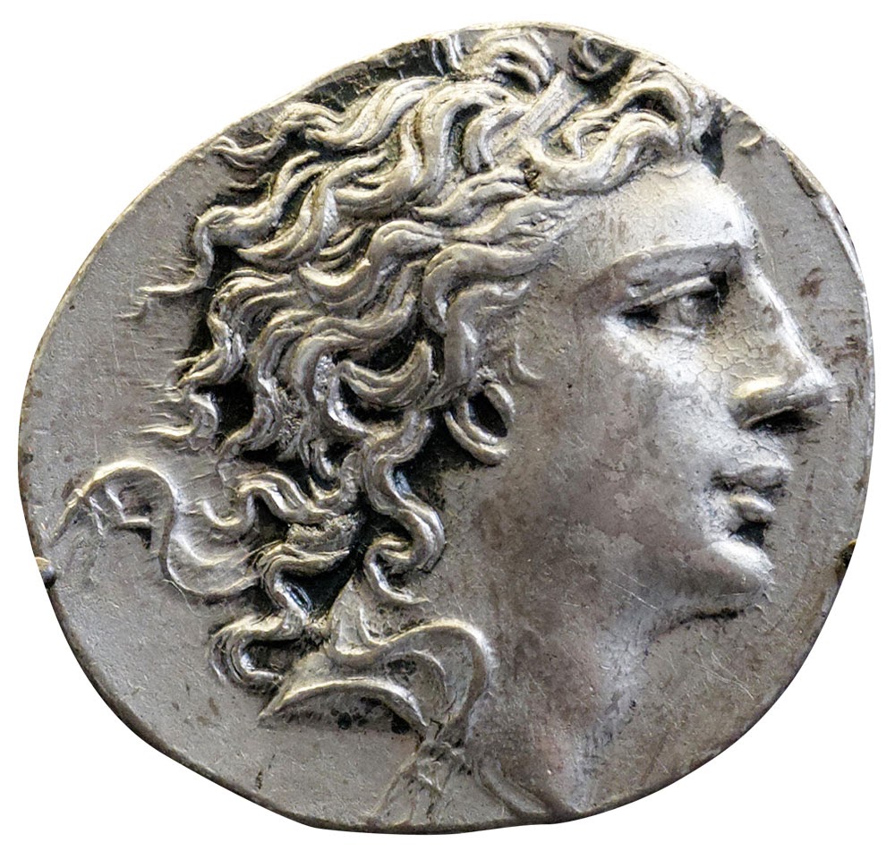 Фото:  Античная серебряная монета с профилем Митридата VI Евпатора
