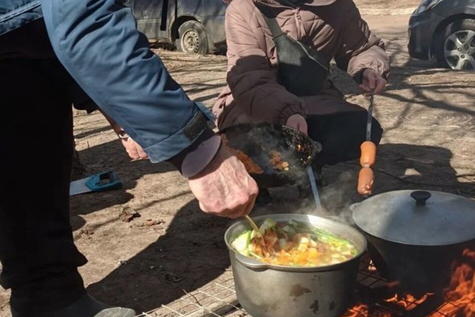 Фото:  Коли у місті не стало газу і електрики, їжу доводилося готувати на багатт