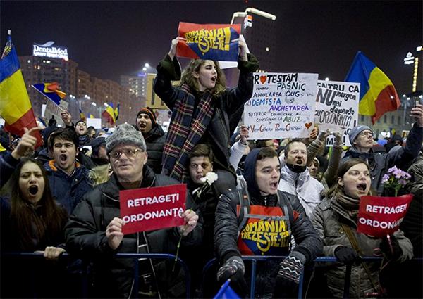 Фото:  Контрудар власти по антикоррупционному органу и протесты в Бухаресте. Фот