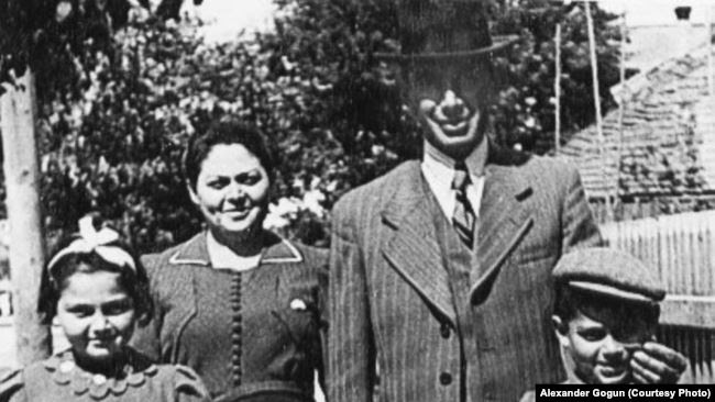Фото:  Арон Вильф с семьей накануне Второй мировой войны