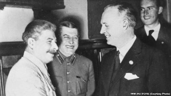 Фото:  Риббентроп пожимает руку Сталину