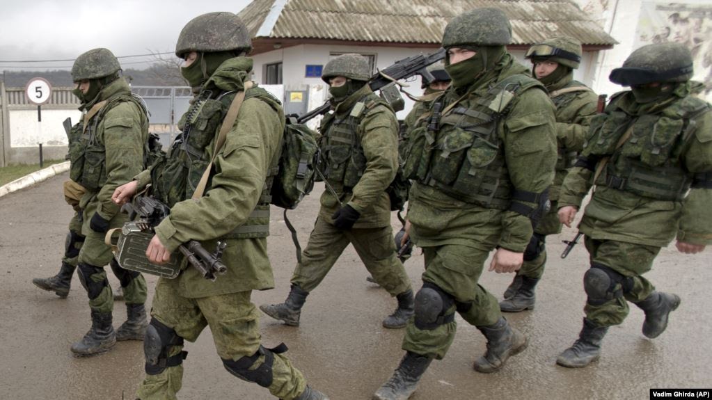 Российские войска без опознавательных знаков захватывают Крым. Перевальное, Крым