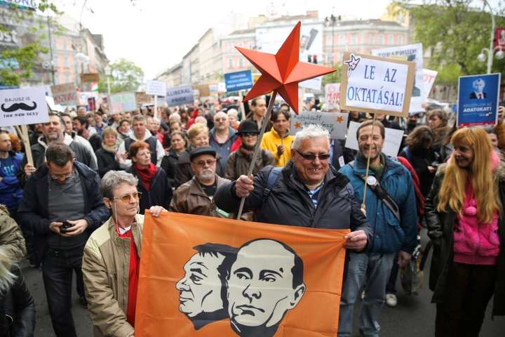 Фото:  Венгры протестуют против политики премьер-министра Виктора Орбана в Будап