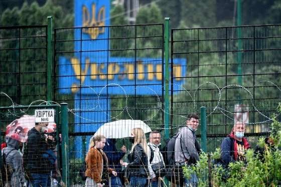 Фото:  Украинские заробитчане на границе с Польшей. Фото: PAP