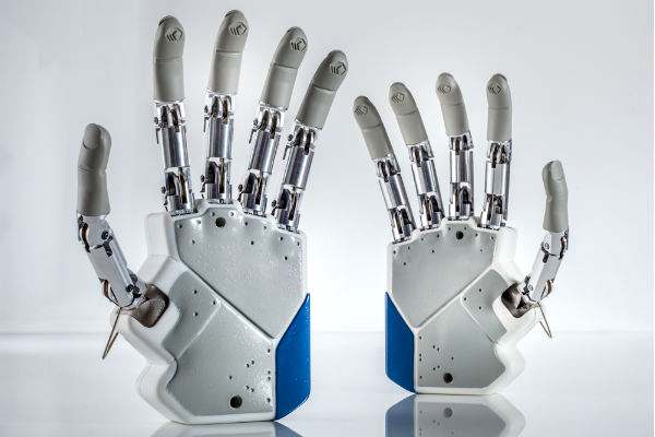 Фото:  Бионический протез руки с обратной связью