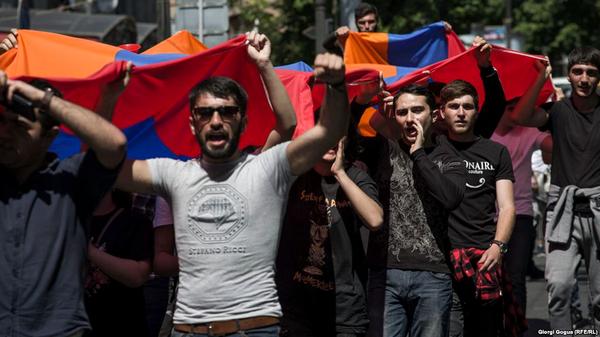 Фото:  Участники акций протеста в Ереване, 2 мая