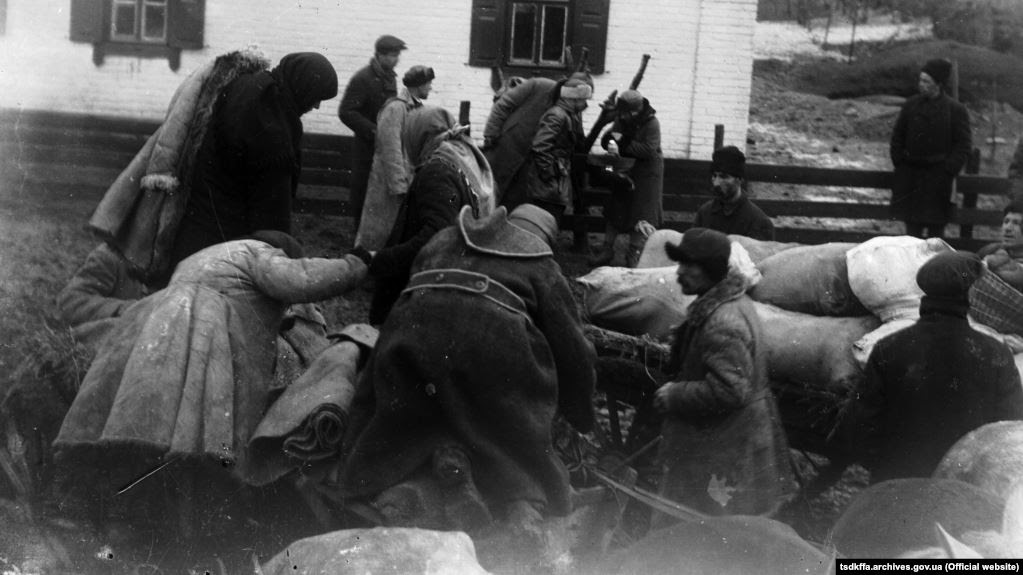Фото:  Раскулачивание селянского хозяйства. 1930-е годы. Украина. Фото из архива
