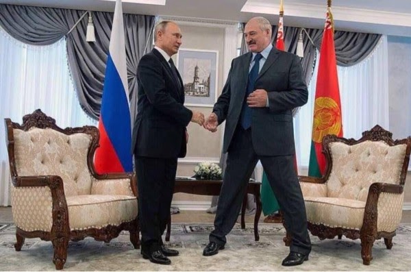 Фото:  Александр Лукашенко на "шпагате" перед Путиным. фото t.me/allgolobutsky