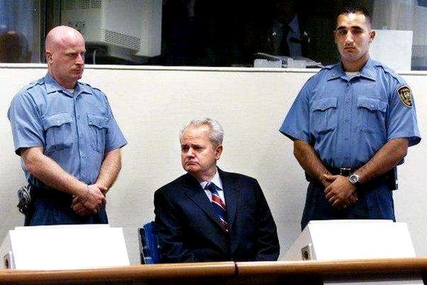 Фото:  Бывший президент Югославии Слободан Милошевич не дождался приговора: в ма
