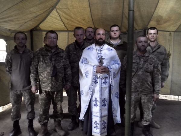Фото:  Леонтій Никитенко з бійцями ЗСУ