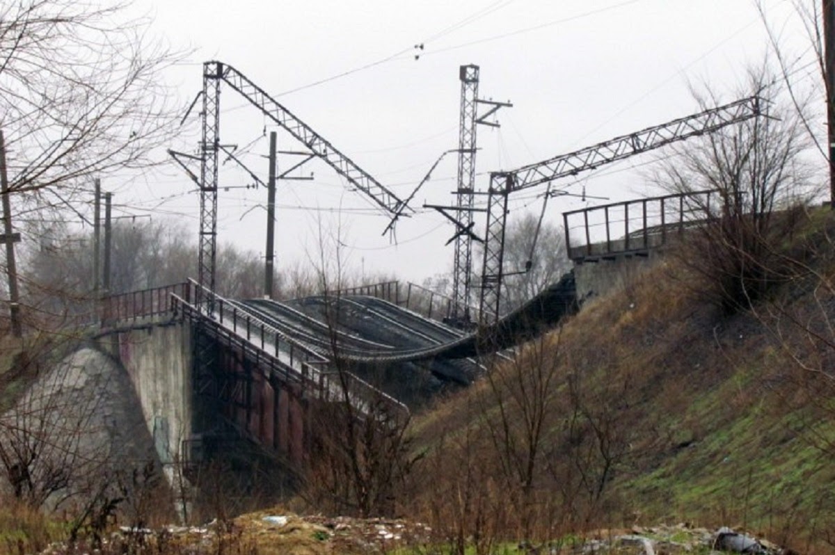  Подорванный железнодорожный мост в Мариуполе, 23 декабря 2014 г. Фото: УНИАН