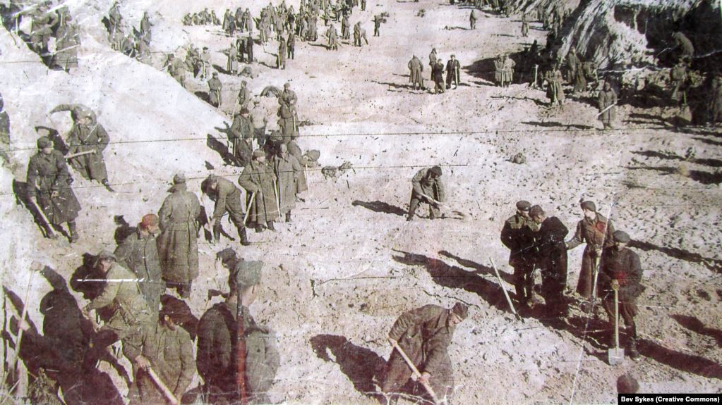 Фото:  Советские военнопленные работают в Бабьем Яру под надзором войск СС после
